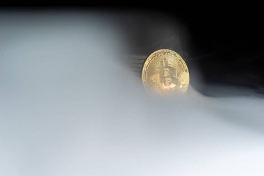 Dumanlı siyah zemin üzerine altın bitcoins. İş kavramı. Internet güvenlik ve koruma kavramı.