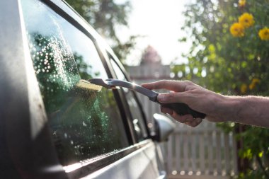 çalışan bir sıyırıcı araba pencere Yıkama