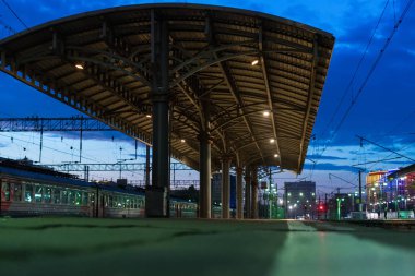 boş tren istasyonunda gece