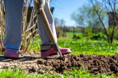 kadın bahçede kazı