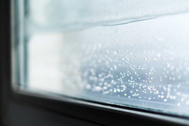 Penceresinde donmuş damla