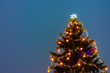 Işıklı Noel ağacı düşen kar ve kopya alanı ile gece
