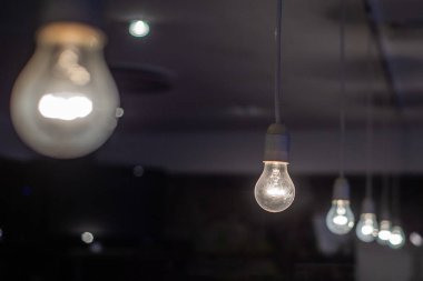 Akkor lambalar modern bir kafede. Edison lambası.