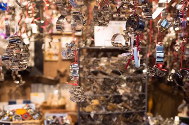 Avrupa pazarında Noel dekorasyonu. Tatil alışveriş