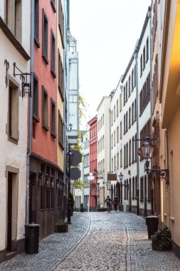 Köln, Almanya - Aralık, 2017: Dükkan ve turistler eski kasaba Köln Arnavut kaldırımlı sokaklarında.