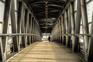 Çelik ve cam, bakış açısı, uzun gün batımı ışık tünelinde modern genel gider geçiş