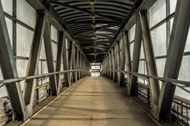 Çelik ve cam, bakış açısı, uzun gün batımı ışık tünelinde modern genel gider geçiş