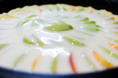 Elmalı turta bir fırın tepsisine pişirme süreci.