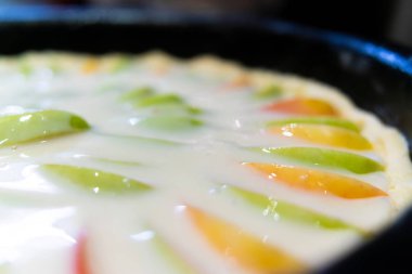 Elmalı turta bir fırın tepsisine pişirme süreci.