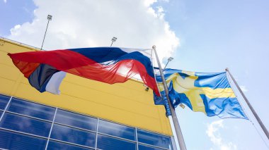 IKEA mağazası Moskova'da Rusya ve İsveç bayrağı yakınındaki