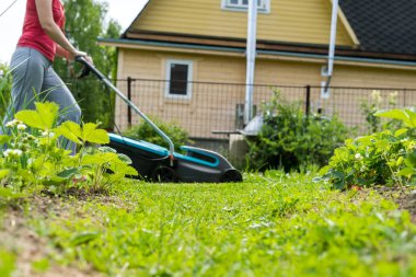 Açık alt çim biçme