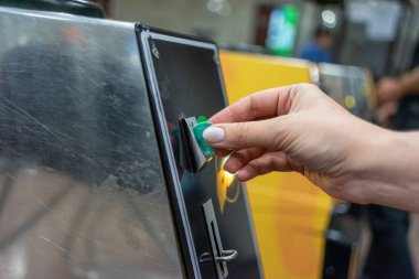 El giriş makineye Metro çip Ekle