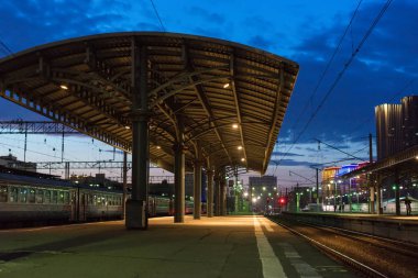 boş tren istasyonunda gece