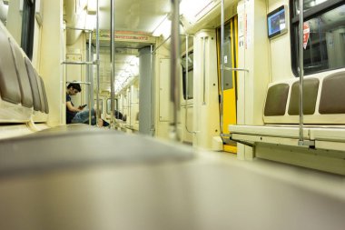 Rusya, Moskova 2018: Metro arabada oturan adam. Moskova metro araba, tren sürme iç