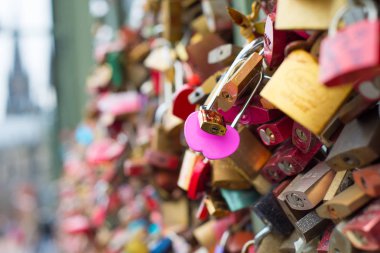 Köprü görünümü nerede insanlar onların aşk asma kilit koruma teller üzerinde asılı hızlı Köln. 