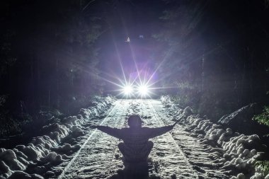 Adamın biri parlak bir ışık zemin karşı ormana girer