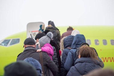 Rusya, Moskova, Aralık 2017: Yolcular havayolu S7 bir uçak merdiveni tırmanmak