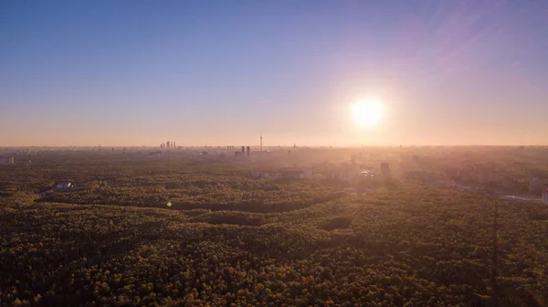 Vacker Utsikt Över Solnedgången Skogslandskapet Mot Bakgrund Staden — Stockfoto