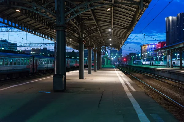 boş tren istasyonunda gece