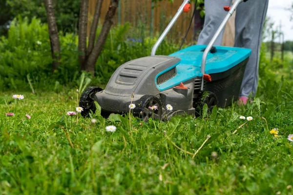 Arbeiter Beim Rasenmähen — Stockfoto