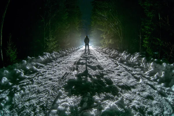 Człowiek Idzie Przez Las Tle Jasnego Światła — Zdjęcie stockowe