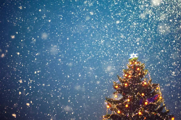 Árbol Navidad Iluminado Por Noche Con Nieve Que Cae Espacio — Foto de Stock