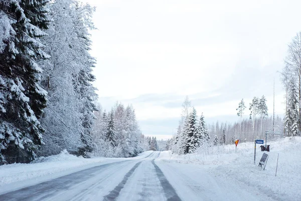 フィンランドの雪の田舎道 — ストック写真