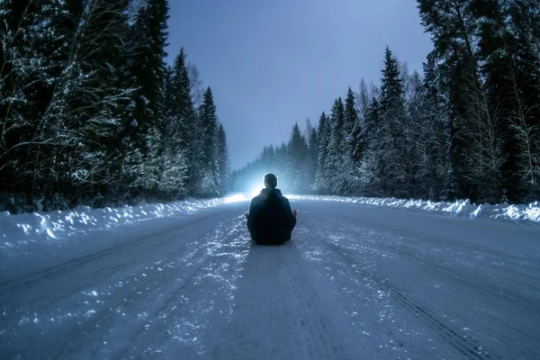 男は明るい背景の森を歩く — ストック写真