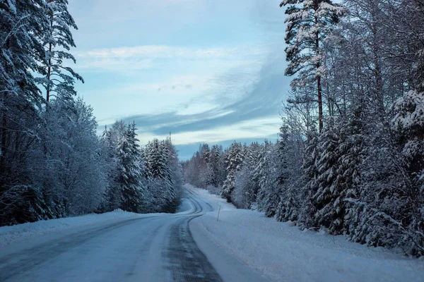 フィンランドの雪の田舎道 — ストック写真