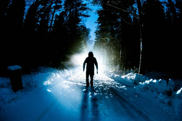 Homem Caminha Pela Floresta Contra Pano Fundo Uma Luz Brilhante — Fotografia de Stock