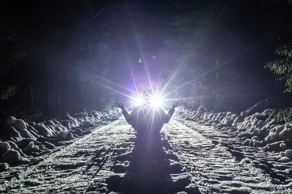 Homem Caminha Pela Floresta Contra Pano Fundo Uma Luz Brilhante — Fotografia de Stock