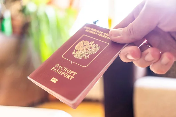 Pasaporte Ruso Mano —  Fotos de Stock