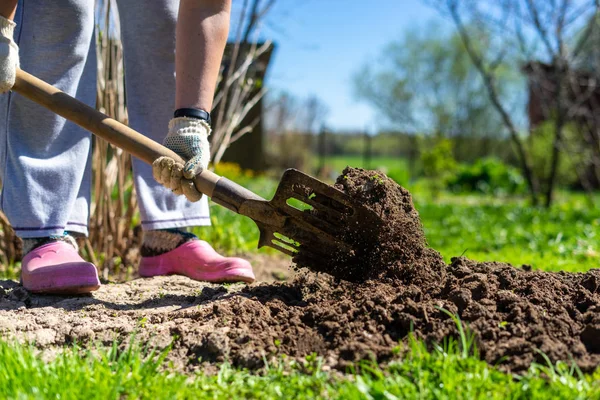 kadın bahçede kazı