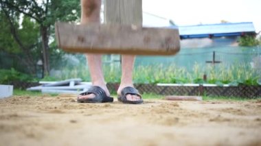 Adam işçi ahşap tahta hizalayın ve kum çakıl için dökme beton şap ile zemin katta altında bastırıp sıkıştırmak