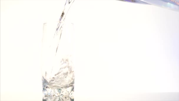 Mouvement lent : l'eau verser dans un verre 