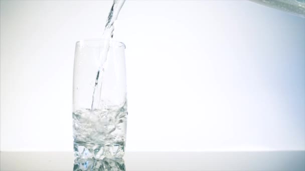 Zeitlupe Wasser Ins Glas Gießen — Stockvideo