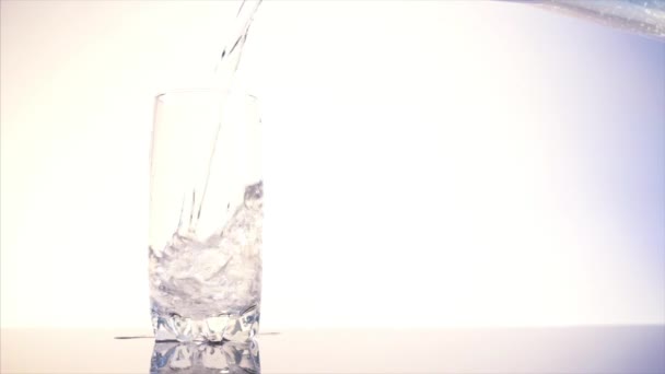 Slow Motion Water Giet Een Glas — Stockvideo