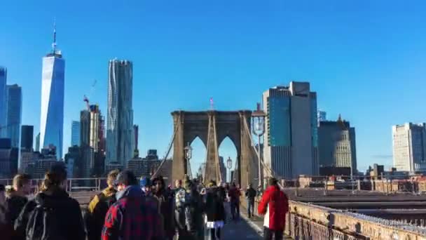 Spojené státy americké, New York, prosinec 2018: Procházky davy turistů na Brooklynský most ze čtvrti Brooklyn na Manhattanu v New York City, Usa. 