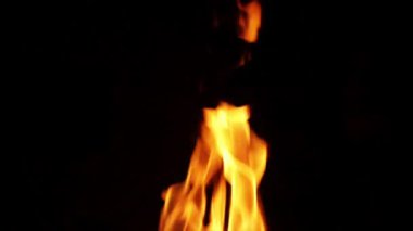 Izgarada ateş yanıyor.