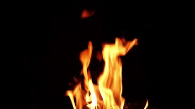 Izgarada ateş yanıyor.