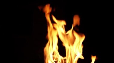 Izgarada ateş yanıyor.