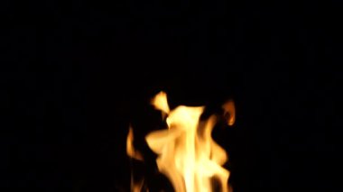 Izgarada ateş yanıyor.