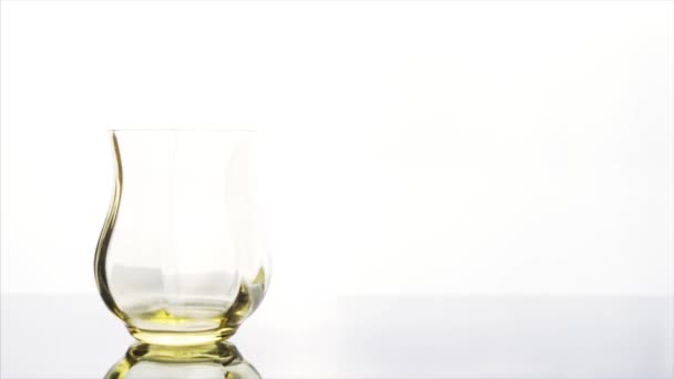 L'eau verser dans un verre 