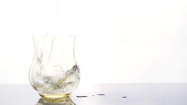 Water Giet Een Glas — Stockvideo