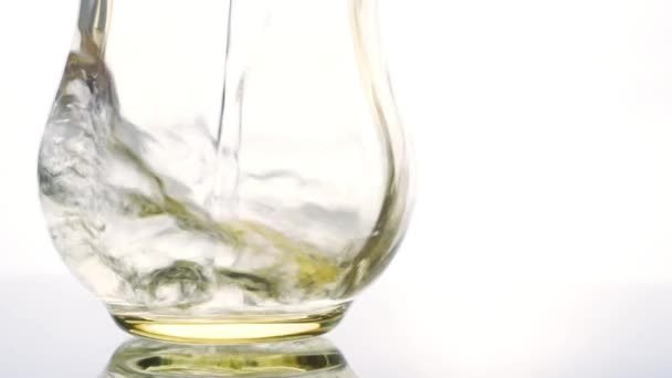 L'eau verser dans un verre 
