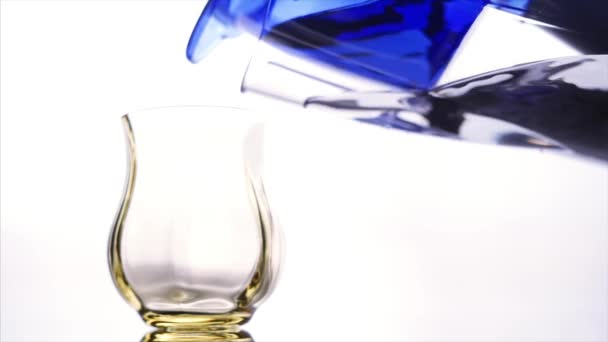 L'eau verser dans un verre 