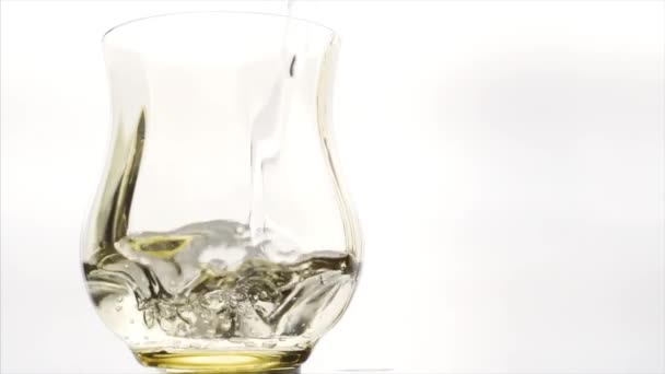 L'eau verser dans un verre 