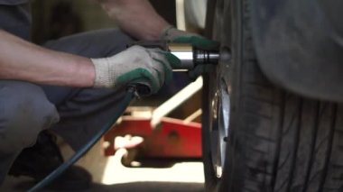 Makinist araba tamircisi içinde tekerlek tutturmak