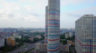 Konut kompleksi üç renkli görüntülemek en baştan