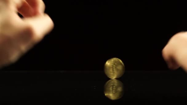 Bitcoin Drehung Auf Einem Schwarzen Spiegeltisch — Stockvideo